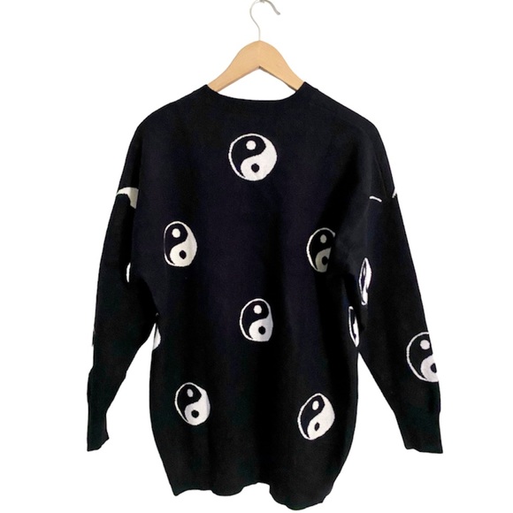 [F21] Yin Yang Print Oversized Sweater - Picture 3 of 3
